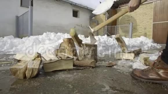 人在雪场冬村砍柴视频的预览图