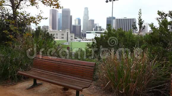 洛杉矶天际线景观前景有公园长椅视频的预览图