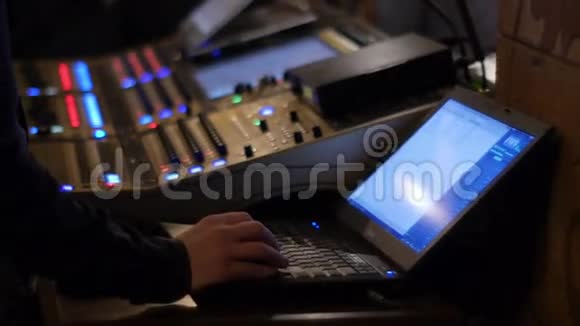 手上专业的音频混合器和笔记本电脑旋转声音关门视频的预览图