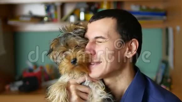 男人拥抱和亲吻宠物的友谊视频的预览图