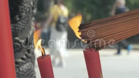 中国苏州2018年10月10日在佛教寺庙燃烧蜡烛人们点燃蜡烛和香棒视频的预览图