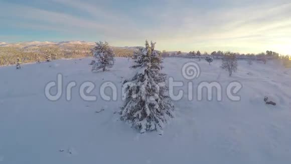 日落时分在冬日的山景之上飞翔视频的预览图