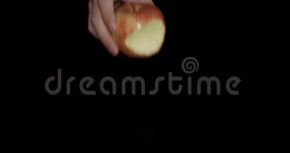 红苹果咬黑背景视频的预览图