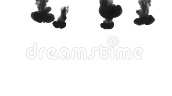 黑色墨水溶于水的三维渲染模拟墨水注入VFX效果与Luma哑光黑色白色6视频的预览图