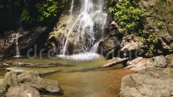 瀑布底部被岩石包围视频的预览图