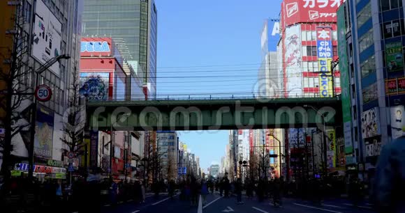 在东京秋叶原假日街散步的人们白天的大镜头视频的预览图