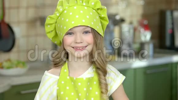 快乐的小女孩厨师制服视频的预览图