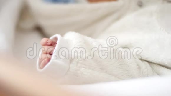 一只刚出生的婴儿脸浅浅野的手多利射击视频的预览图