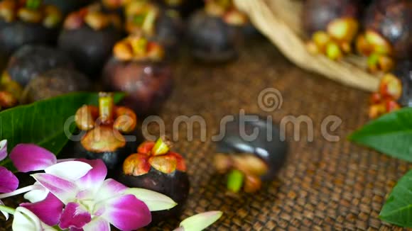 在木桌上看到新鲜美味的收获芒果篮子里有泰国有机紫果视频的预览图