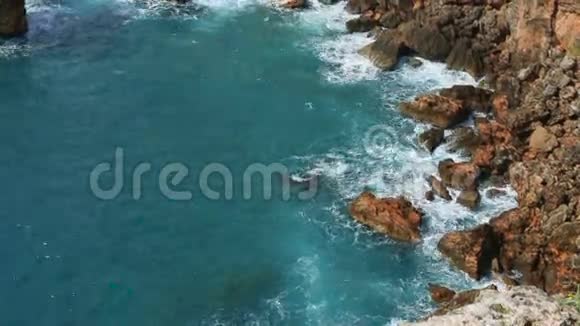美丽的海上悬崖从一个高度在夏季阳光明媚的日子景站在山上视频的预览图