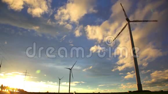 傍晚太阳下风力涡轮机的日落景色视频的预览图