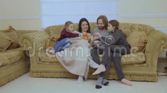 家庭幸福家里沙发上有圣诞礼物视频的预览图