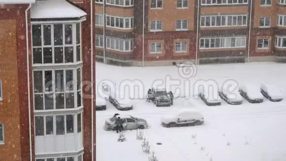 白雪覆盖了多层的房子视频的预览图