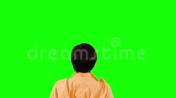 女人的特写打开一把伞绿色屏幕视频的预览图