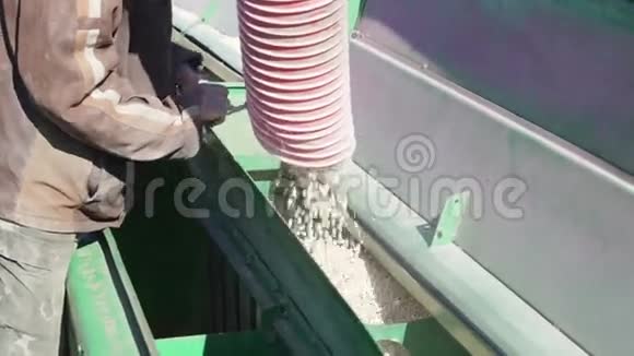 豌豆粒被倒进钻头里视频的预览图