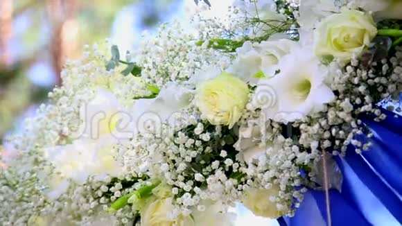 装饰着鲜花美丽的婚礼拱门视频的预览图