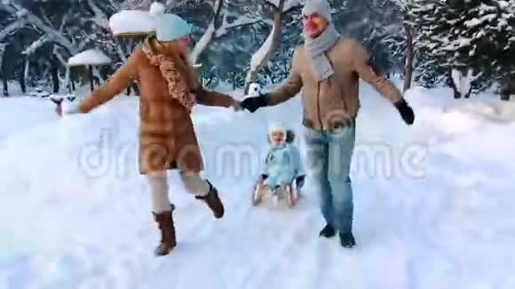 年轻的父母给他的孩子上雪橇视频的预览图