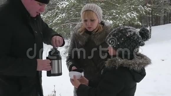 幸福的家庭在外面喝热茶视频的预览图