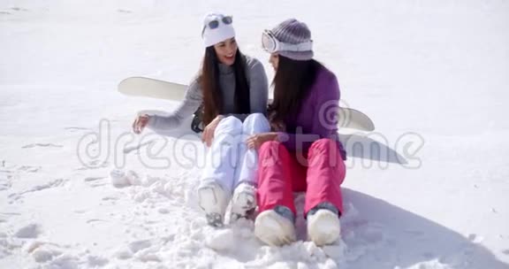 两个年轻女子坐在雪地里聊天视频的预览图