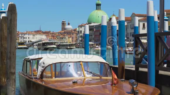 威尼斯的水上交通大运河上漂着美丽的摩托艇游览视频的预览图