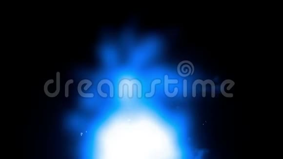 白色火花在白色和冷蓝色上爆发模糊的形状在黑色背景上移动单色冷蓝图形动画视频的预览图