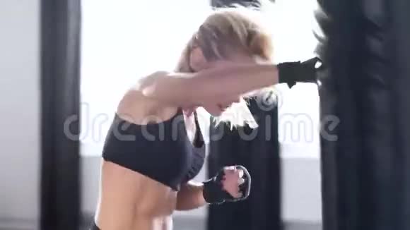 一个漂亮又健康的女人接受了跆拳道训练视频的预览图
