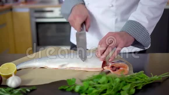 厨师切三文鱼做菜视频的预览图
