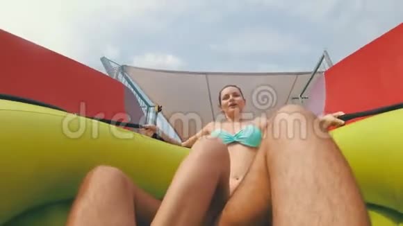 水滑滑梯带着女孩的人在充气圈里从滑梯上下来泰国视频的预览图