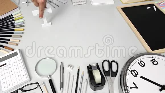 上学的时候用手在满是文具的桌子上写课文视频的预览图