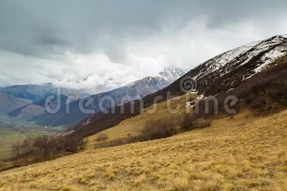 时间流逝4K俄罗斯高加索山脉北奥塞梯形成云谷中的谢斯科视频的预览图