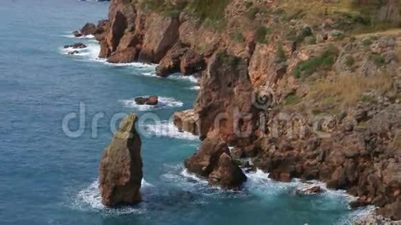 美丽的海上悬崖从一个高度在夏季阳光明媚的日子景站在山上视频的预览图