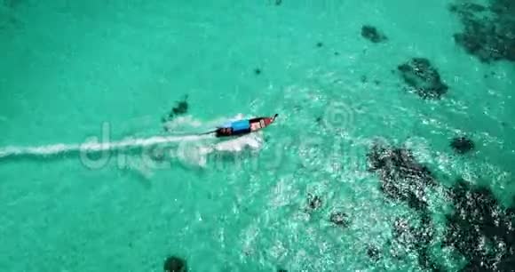 青绿色的清水游艇船只漂浮水从光到深蓝色菲菲岛视频的预览图