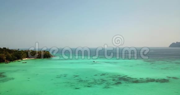 青绿色的清水游艇船只漂浮水从光到深蓝色菲菲岛视频的预览图