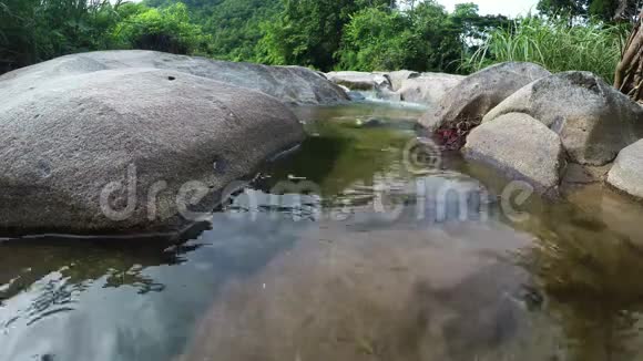 自然界的水中有洛基溪流视频的预览图