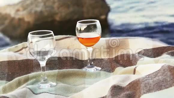 海滩上的Joky场景大海当注意到优质的葡萄酒时就会放松视频的预览图