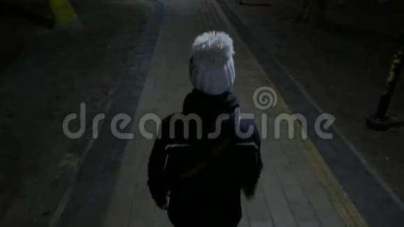 孤独的女孩在晚上散步夜城4K超高清视频的预览图