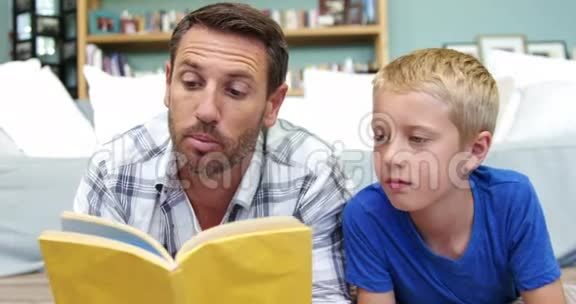 一位父亲正在给他儿子读一本书视频的预览图