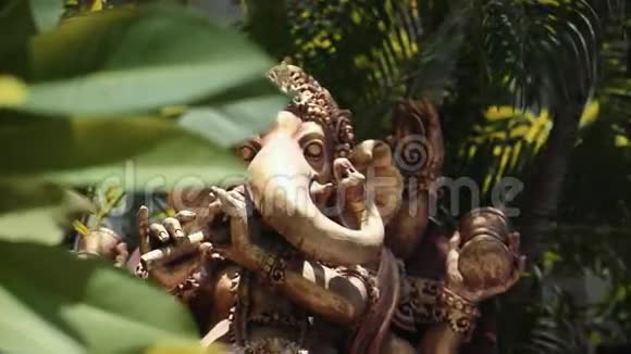 巴厘岛大树之间的印度教神的雕像视频的预览图