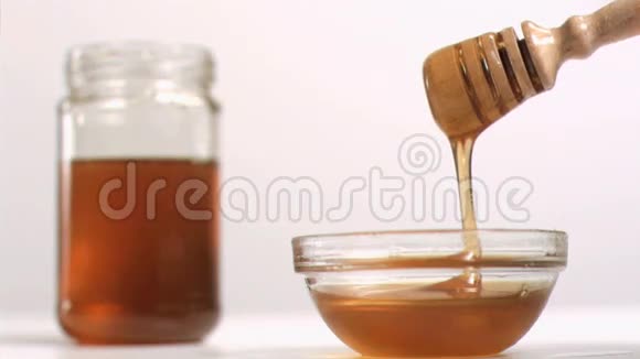 蜂蜜从勺子中缓慢地流动视频的预览图