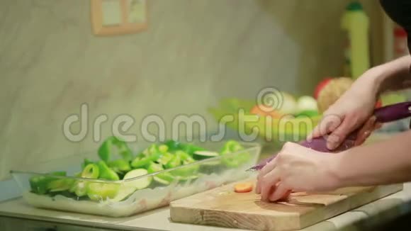 手拿刀切蔬菜煎炸视频的预览图