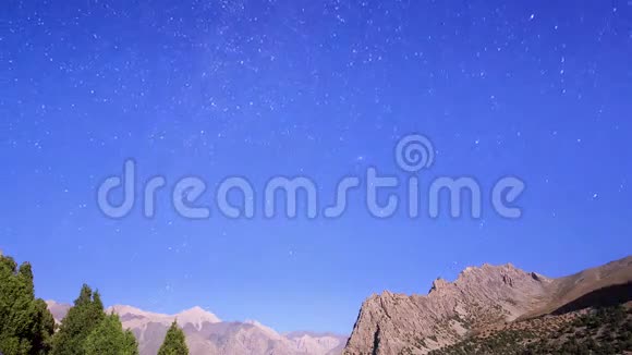 在山里的夜晚时间流逝帕米尔塔吉克族视频的预览图