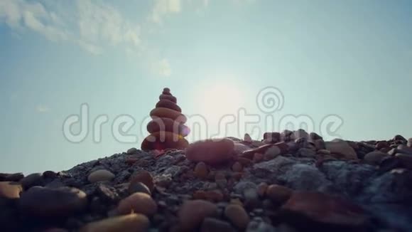 在鹅卵石海滩上的石塔又是蓝天视频的预览图