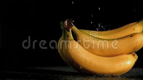 接受雨滴的超慢运动香蕉视频的预览图