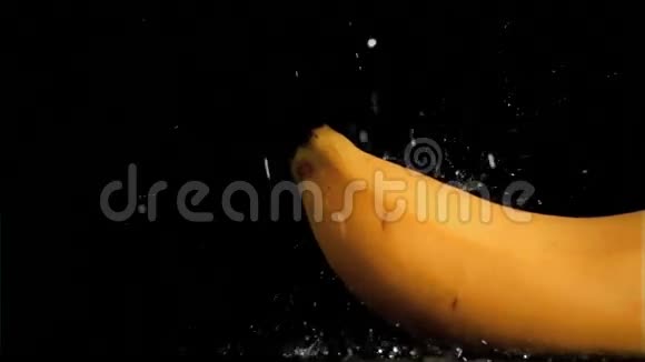 美味的香蕉在超级慢动作浸泡视频的预览图