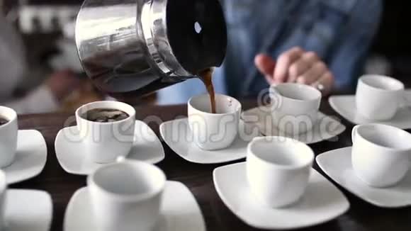 巴里斯塔展示了烹饪咖啡的大师级课程视频的预览图