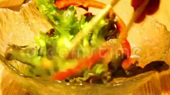 吃一份带熏鲑鱼的沙拉视频的预览图