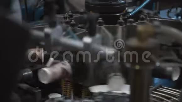热饮纸杯的制造工艺旋转机器部件视频的预览图