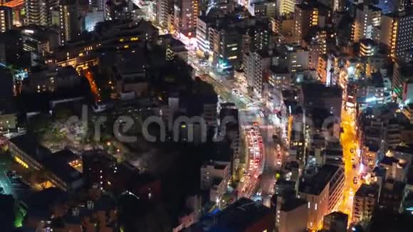 日本东京都市高速公路枢纽道路与城市夜间时间间隔视频的预览图