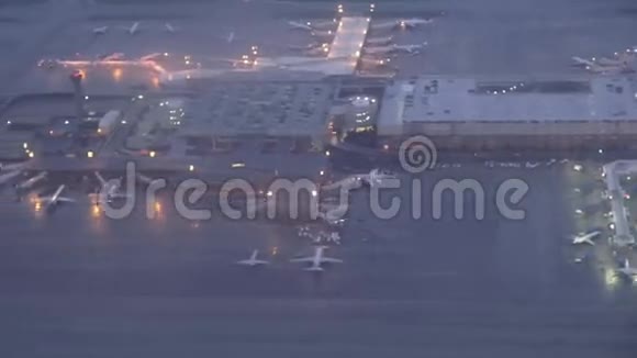 机场飞机飞机码头视频的预览图