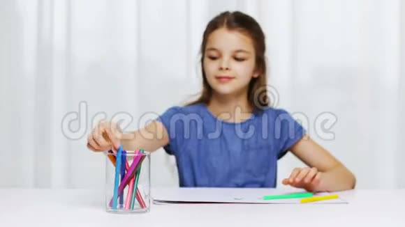 快乐的女孩在家用毡尖铅笔画画视频的预览图